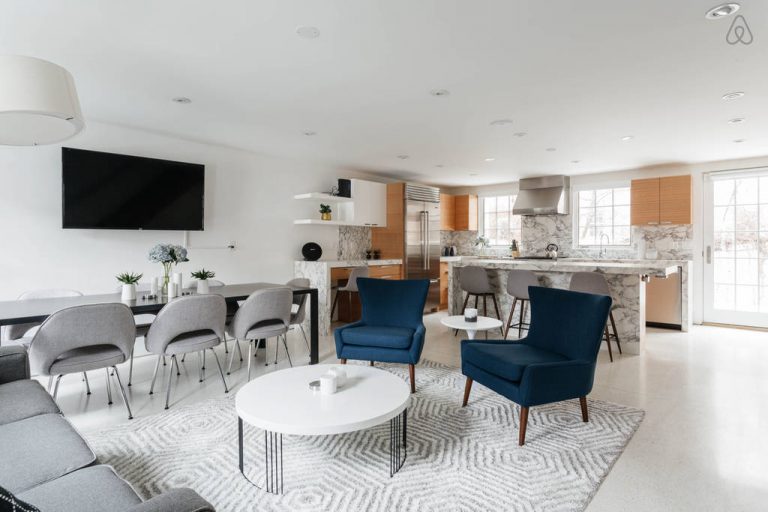 Airbnb - Luxury Retreat Living Room